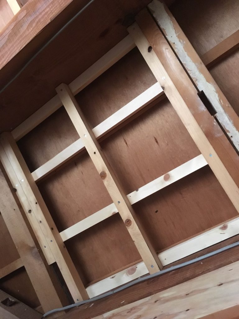DIYでぶち抜いた天井に、ウッドパネルや内装材を貼るための下地・骨組みを作る方法を解説します。