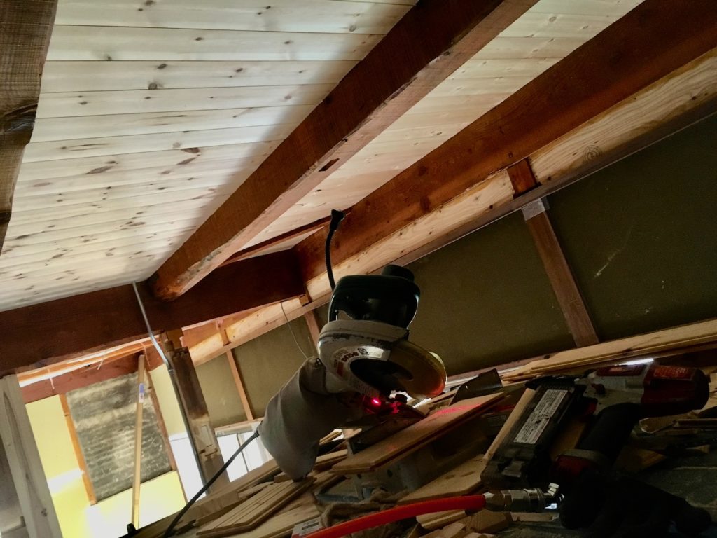 DIYリノベーションで天井に内装材を貼る