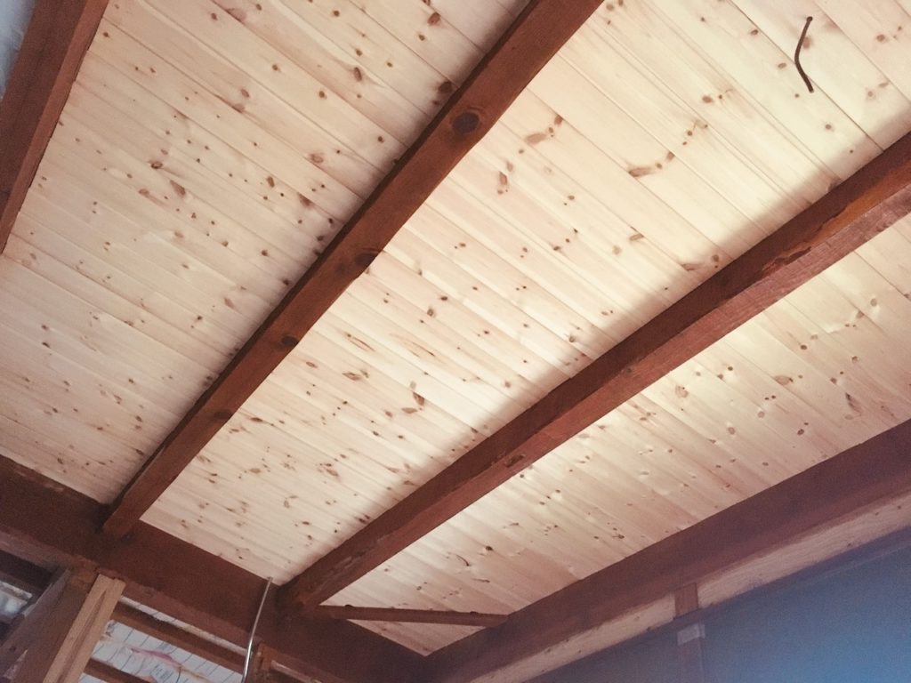 和室の天井にDIYで内装材を貼る方法を紹介します。