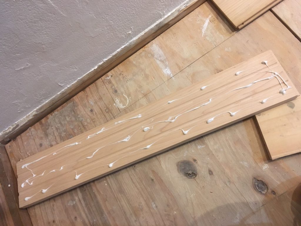 無垢フローリングの裏側にボンドをつける。木工用ボンドは絶対にNGです。床鳴りの原因になります。